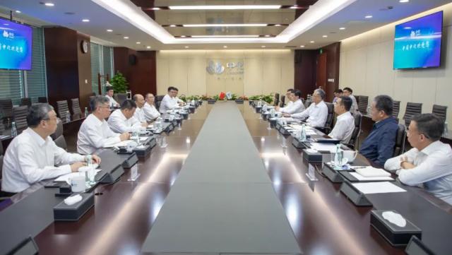 莫鼎革與中國中化黨組書記、董事長李凡榮舉行會談